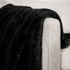 Waschbare Kuscheldecke - Otis Schwarz